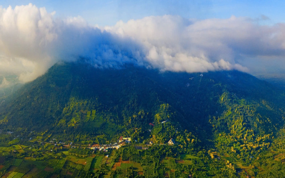 Phát triển ngọn núi cao thứ 2 Nam Bộ thành không gian du lịch - tâm linh