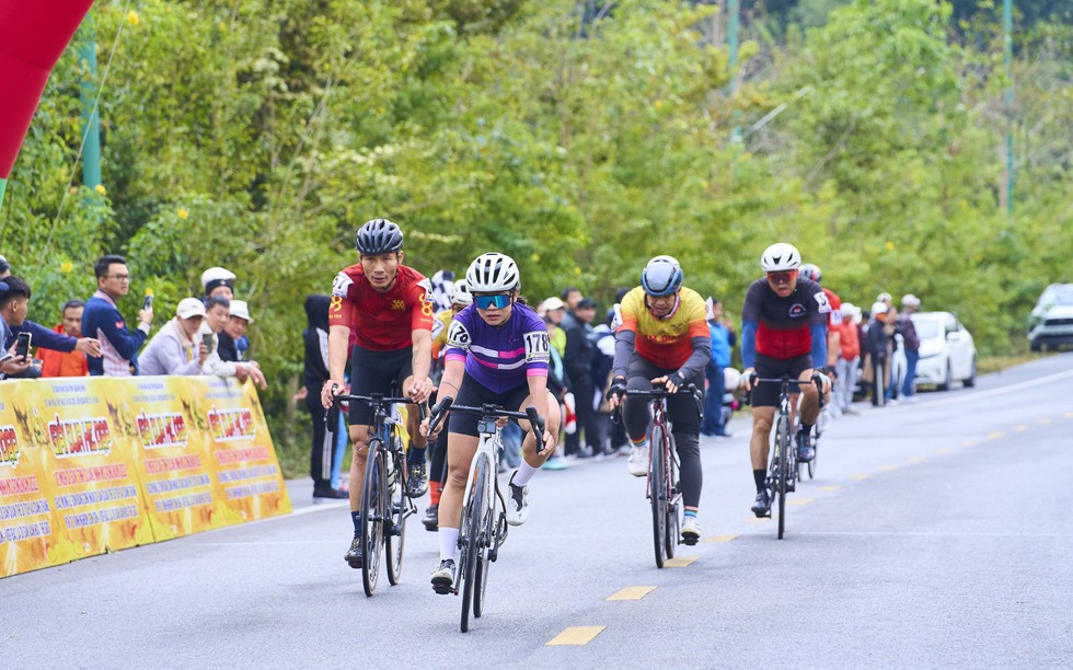 Ngắm khoảnh khắc hơn 400 tay đua chinh phục cung đường "Về miền di sản"