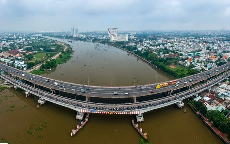 Cầu vượt sông 9.000 tấn áp dụng kỳ tích Việt Nam, nâng tĩnh không lên hơn 1,25m chính thức hoàn thiện