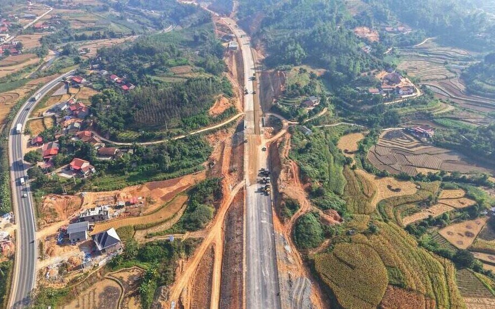 5 ngày nữa, chính thức thông xe đoạn đầu tiên trên tuyến cao tốc dài nhất Việt Nam: Vốn đầu tư hơn 11.000 tỷ, là hành lang giao thông chiến lược