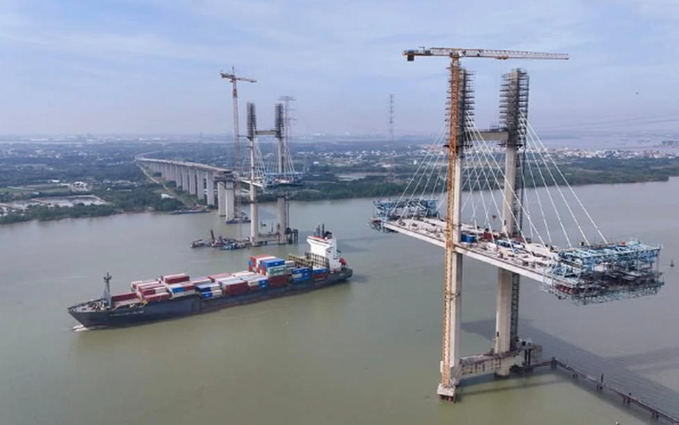 Cây cầu dây văng có tĩnh không cao nhất Việt Nam vừa hoàn thành thêm 1 cột mốc quan trọng