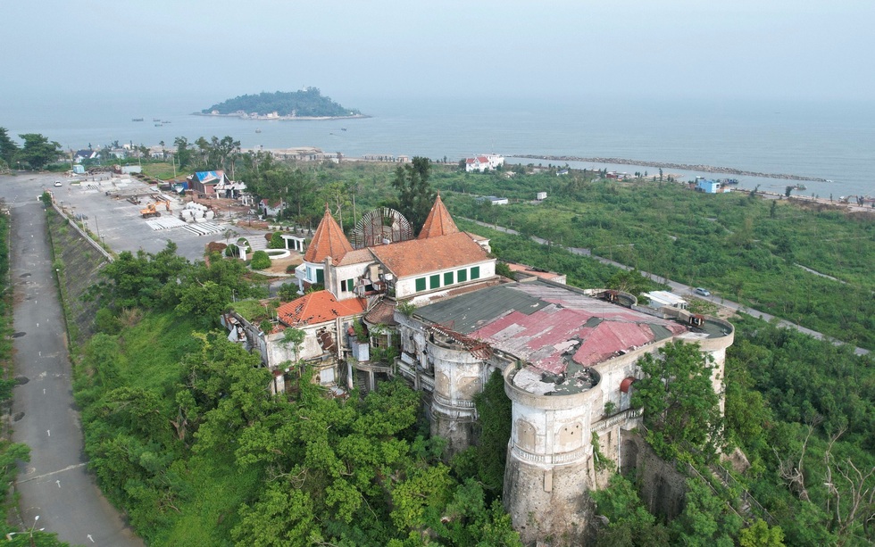 Casino đầu tiên hoạt động hợp pháp tại Việt Nam: Kiến trúc châu Âu với vật liệu xây dựng quý hiếm, nay chìm trong hoang phế