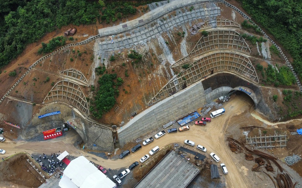 Sắp hoàn thiện hầm xuyên núi nghìn tỷ phức tạp nhất cao tốc Bắc - Nam