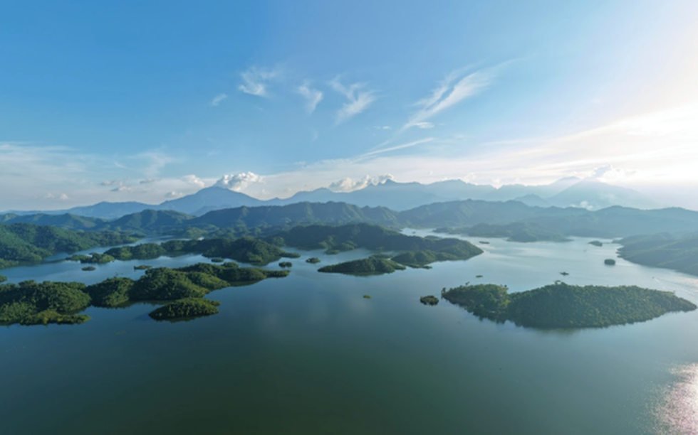 Lần đầu tiên Việt Nam có ‘thành phố du lịch hồ’, tọa lạc giữa vùng thiên nhiên 100 niên tuổi