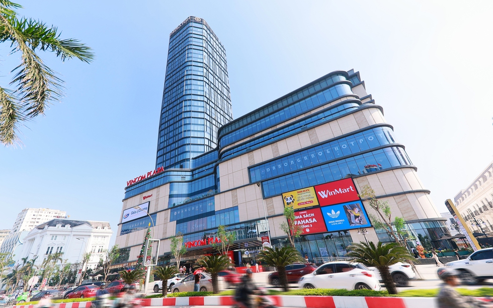 Không khí lễ hội bùng nổ ngày khai trương TTTM Vincom thứ 90 - Vincom Plaza Vinh