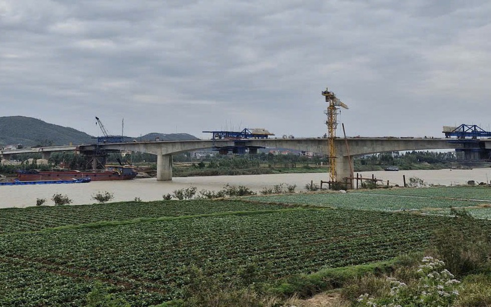 Sắp hợp long cầu trăm tỷ thay thế cho cây cầu đặc biệt hiếm hoi có đường bộ chung đường sắt tại Việt Nam