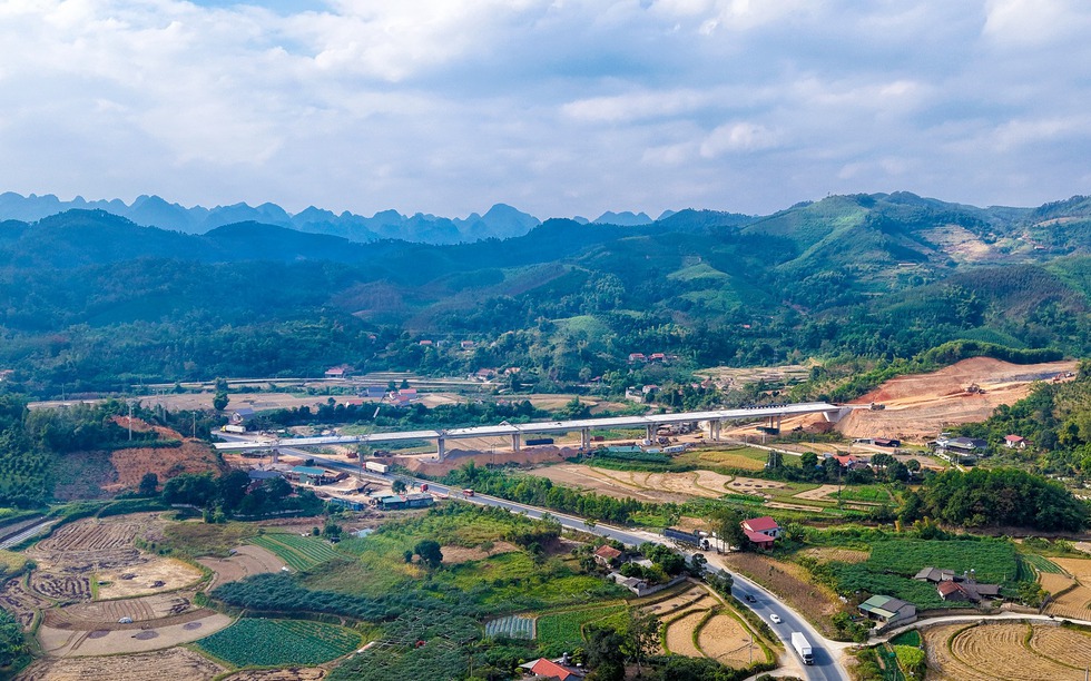 Huy động hơn 5.000 nhân sự, 2.641 thiết bị, hai tuyến cao tốc quan trọng của miền Bắc có bóng dáng Tập đoàn Đèo Cả sắp thông xe