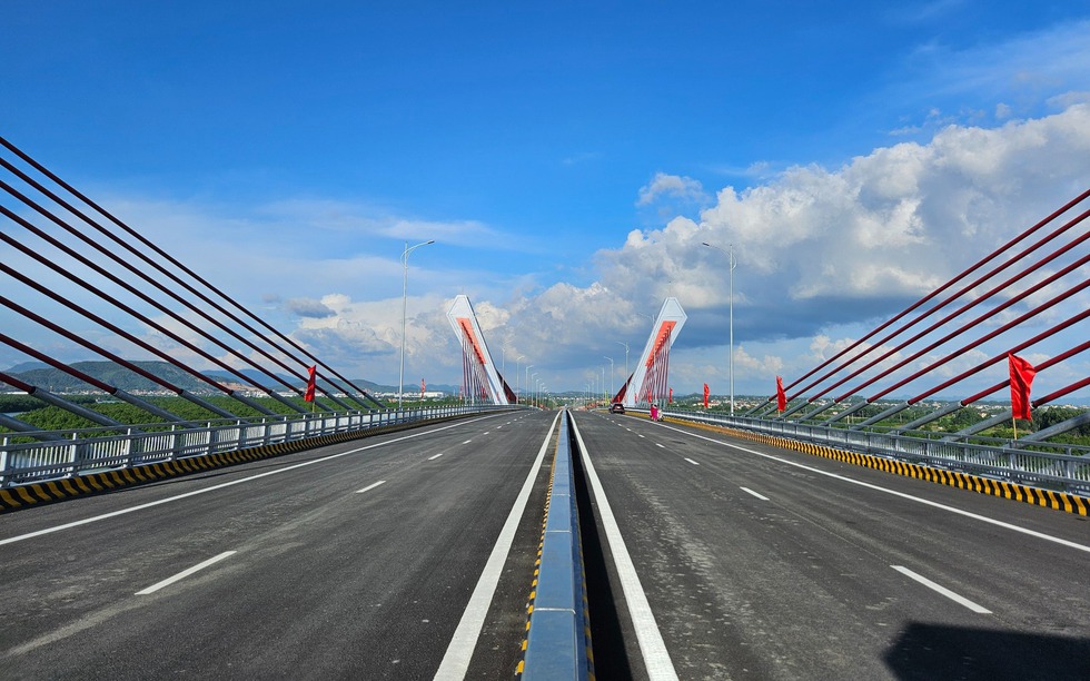 Sắp chính thức vận hành cầu 2.000 tỷ kết nối 2 tỉnh thành giàu có miền Bắc, xóa bỏ bến phà lâu đời