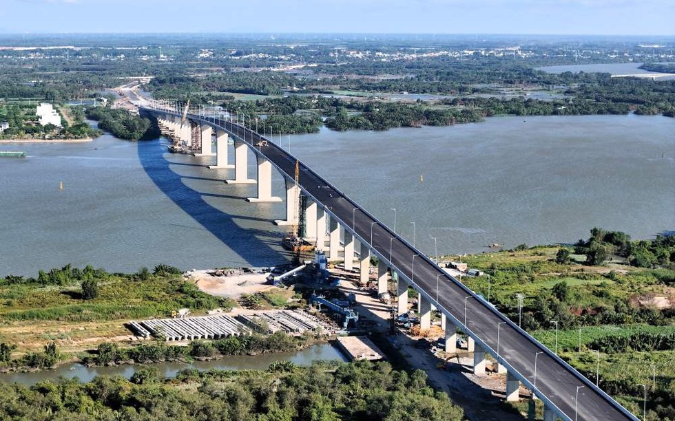 Sắp bàn giao cầu gần 7.000 tỷ lớn nhất tuyến vành đai chiến lược, kết nối 2 tỉnh thành giàu nhất Việt Nam