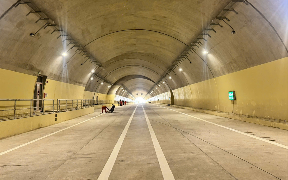 Hầm đường bộ dài nhất tuyến cao tốc Bắc - Nam phía Đông do liên danh Đèo Cả thực hiện đã hoàn thành