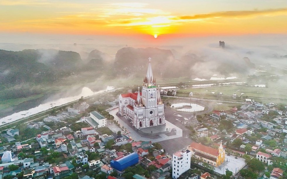 Khánh thành Nhà thờ Giáo xứ lớn nhất Việt Nam bên 'vịnh không sóng' sức chứa đến 5.000 người