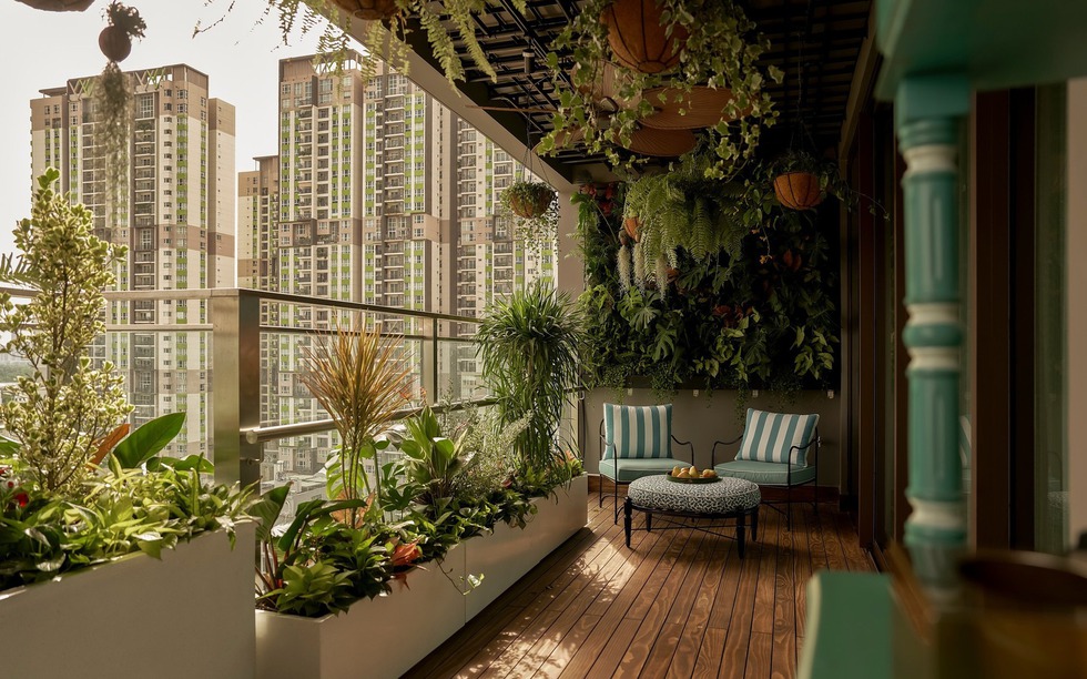 Ban công biến thành khu vườn nhiệt đới trên cao: Góc an yên 50m2 giữa trời Sài Gòn
