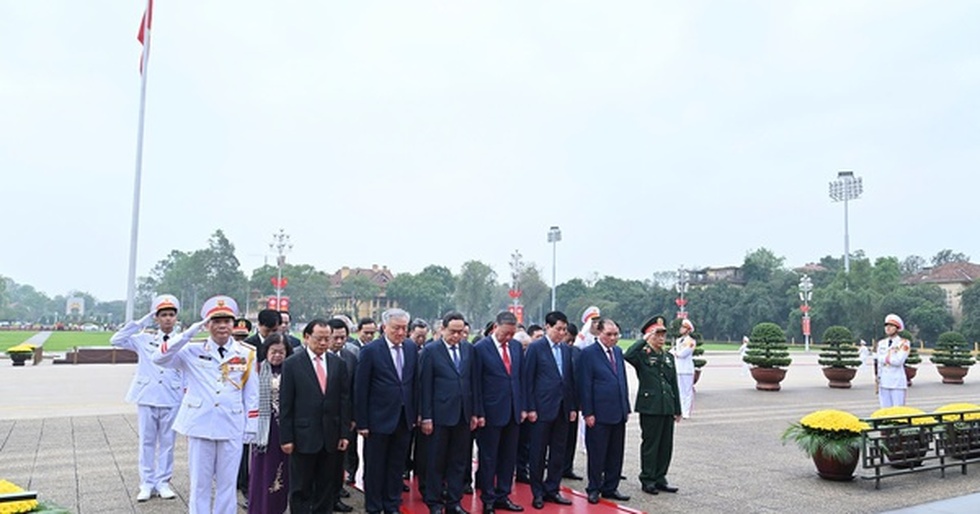 Lãnh đạo Đảng, Nhà nước vào Lăng viếng Chủ tịch Hồ Chí Minh nhân kỷ niệm 50 năm Ngày Giải phóng miền Nam, thống nhất đất nước