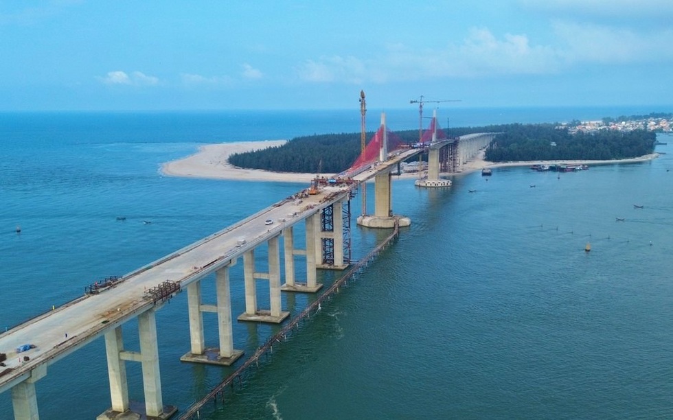 Hôm nay, cầu vượt biển nghìn tỷ dài nhất miền Trung ghi dấu mốc quan trọng