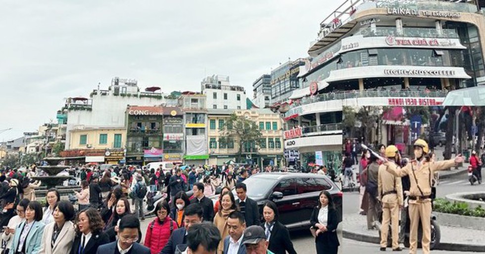 Hà Nội rào chắn, hạn chế phương tiện qua khu vực trước tòa nhà ‘Hàm cá mập’ từ 7/4