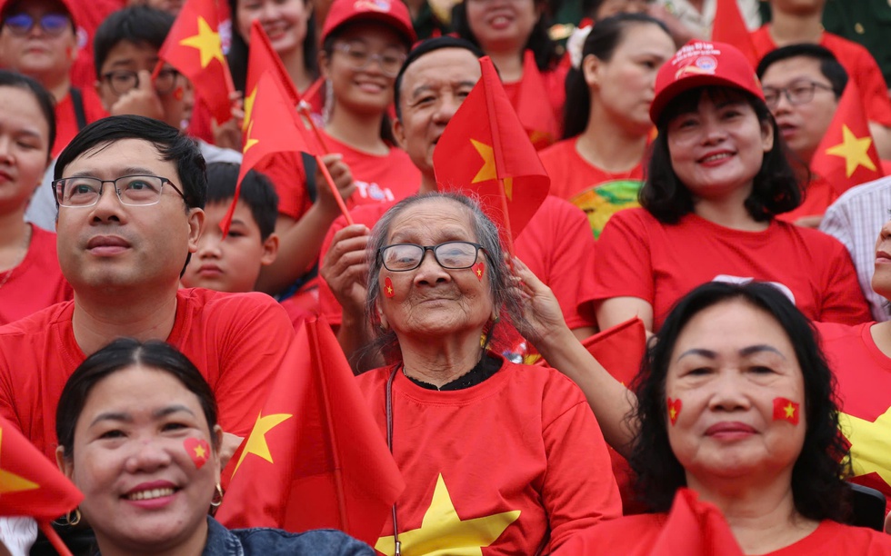 Hải Phòng: Hàng vạn người dân, du khách đội mưa chờ xem Duyệt đội ngũ và Diễu hành quần chúng