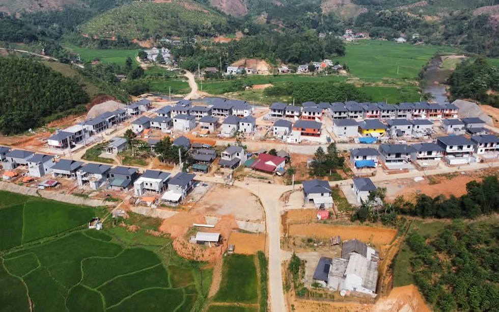 Chiêm ngưỡng làng tái định cư đẹp như khu nhà ở liền kề giữa núi đồi