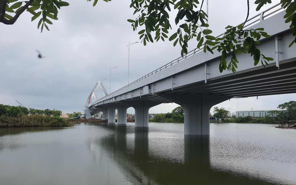 Ít ngày nữa, cây cầu dây văng nghìn tỷ mang hình búp sen, sở hữu tên cổ của TP. Nam Định sẽ khánh thành