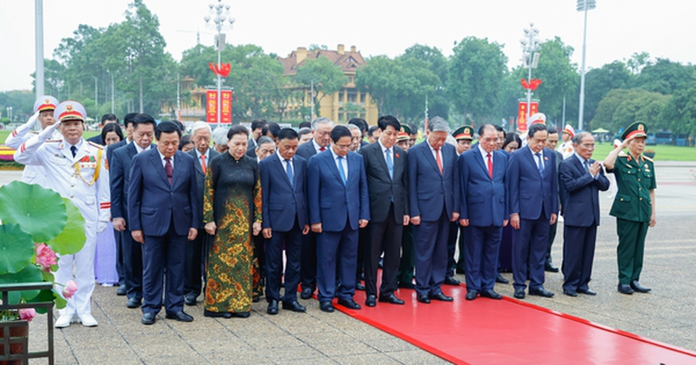 Kỷ niệm 135 năm Ngày sinh Chủ tịch Hồ Chí Minh: Lãnh đạo Đảng, Nhà nước vào Lăng viếng Bác
