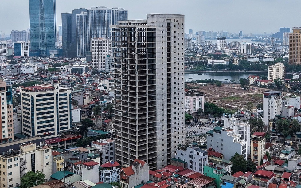 Tòa nhà 28 tầng giữa khu đất vàng hiếm hoi của Thủ đô sau 14 năm xây vẫn ‘trơ xương’ do vướng 200 tỷ