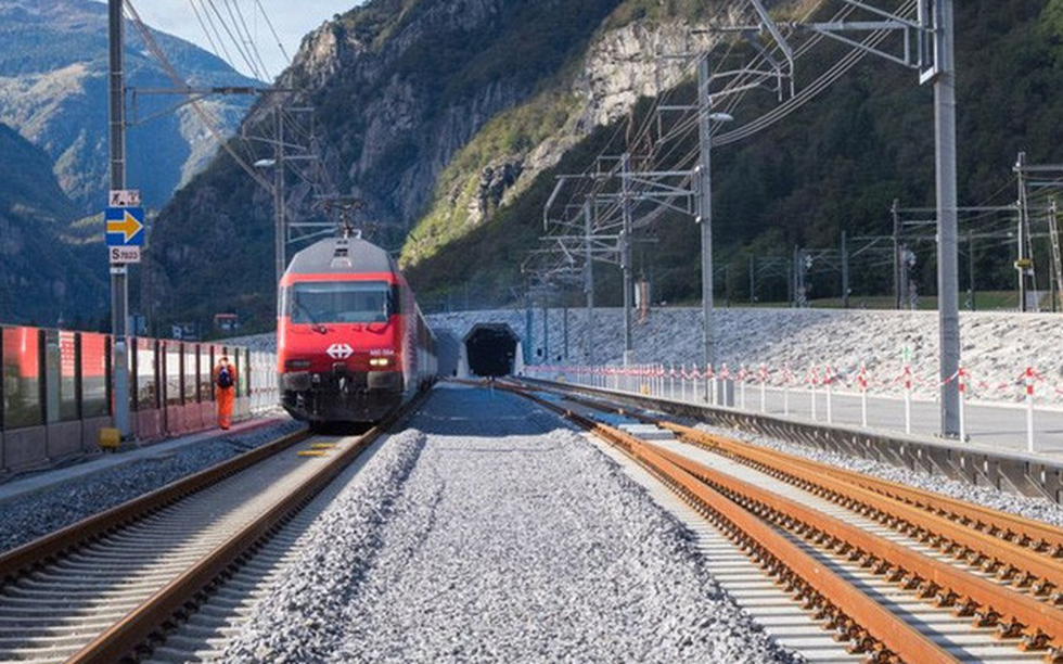 Hầm đường sắt 57km dài nhất thế giới: Xây dựng trong 17 năm với chi phí 11 tỷ Euro, hành trình di chuyển nhanh gấp 4 lần ô tô