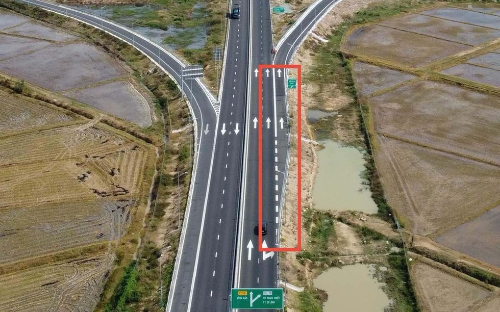 Cao tốc vừa bị phản ánh bong tróc sau 2 năm vận hành sẽ sửa vạch sơn gây tranh cãi