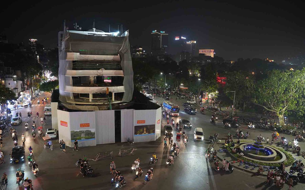 Tòa nhà Hàm cá mập chính thức bị phá dỡ