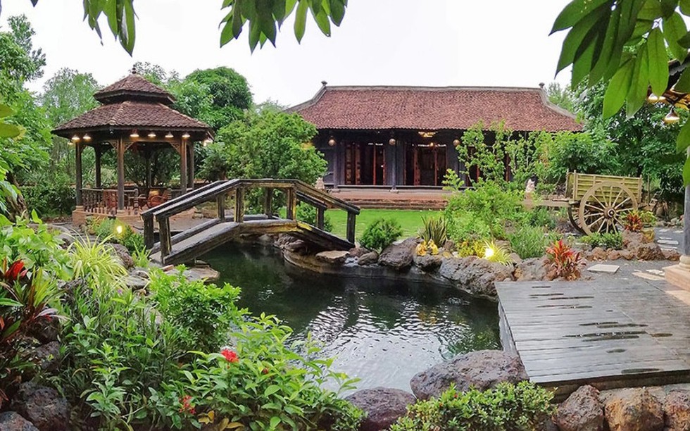 Biệt phủ trăm tỷ của 'nghệ sĩ nặng nhất Vbiz': Rộng hơn 1.600m2, mang nguyên khung nhà cổ 100 tuổi từ Nam Định vào Đồng Nai xây dựng