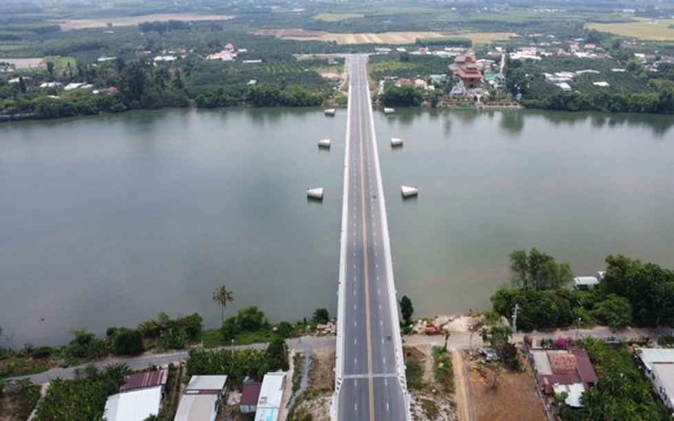 Chiêm ngưỡng cây cầu bắc qua con sông nội địa dài nhất Việt Nam, nối liền 2 tỉnh giàu nhất cả nước