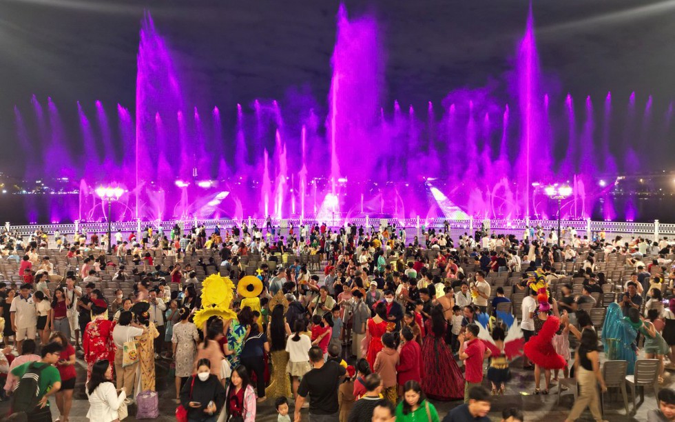 Van Phuc Water Show mở đầu mùa hè đáng nhớ cho trẻ thơ