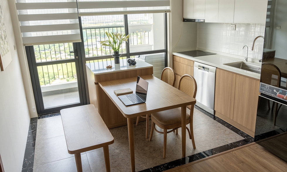 Đưa bếp vào trung tâm căn hộ 61 m2 với 200 triệu đồng