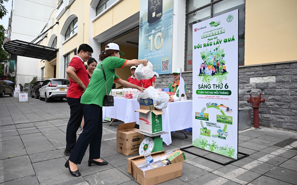 SeABank tổ chức “Ngày hội đổi rác lấy quà” - Lan tỏa lối sống xanh vì Hà Nội sạch đẹp