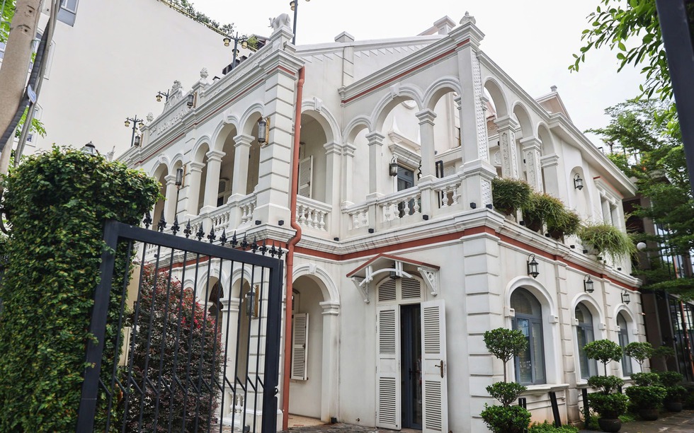 Ngôi nhà cổ hơn 100 tuổi từng là vựa mắm cho toàn vùng, nay lọt thỏm giữa cao ốc triệu đô của bến Vân Đồn