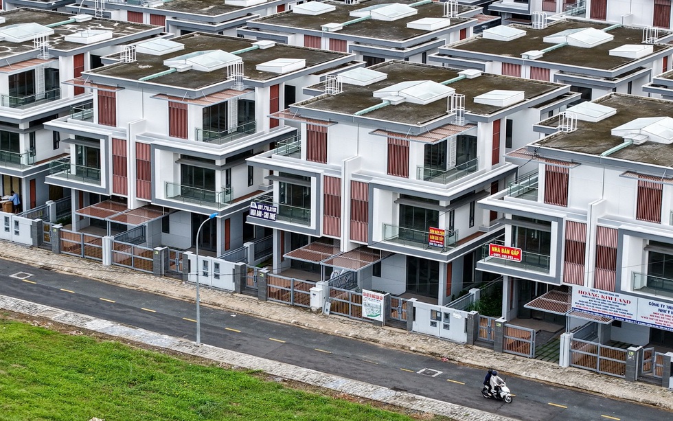 Khu đô thị rộng lớn ở cửa ngõ TP. HCM la liệt biệt thự bỏ hoang: Giá đất tăng đều bất chấp cảnh tiêu điều, ảm đạm