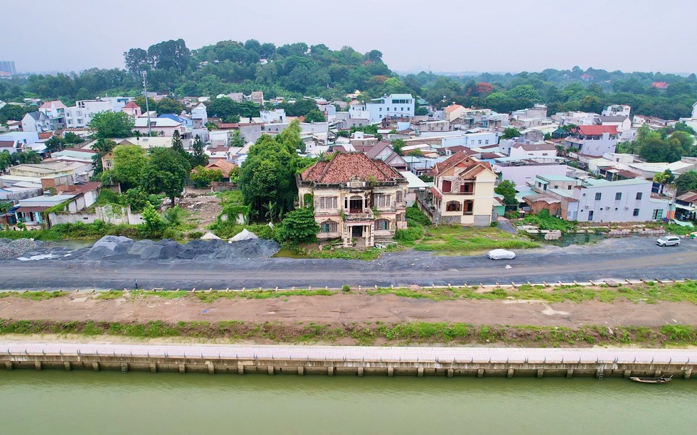 Tuyến đường ven con sông nội địa dài nhất Việt Nam sẽ nhường đất cho biệt thự cổ 100 năm tuổi