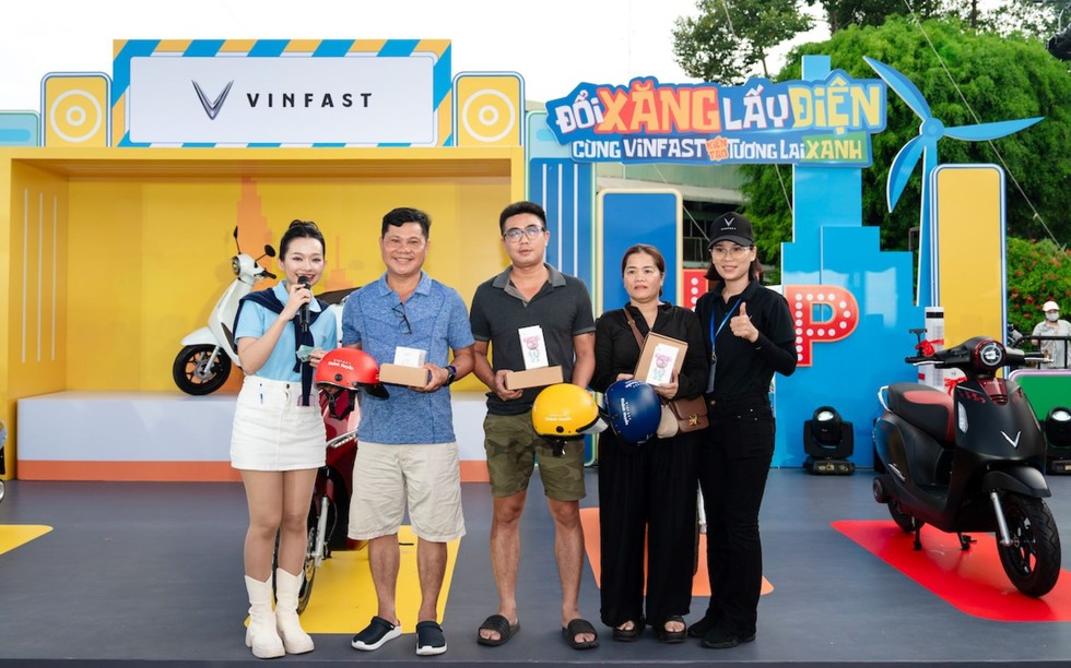 Người dân TP.HCM hào hứng “đổi xăng lấy điện”: Chuyển đổi để bầu không khí xanh, sạch hơn