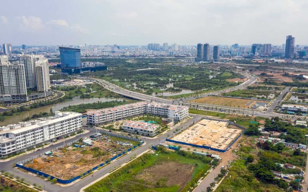 "Máy bay trễ chuyến, phạt tiền hành khách" và quy định nộp bổ sung 5,4%/năm khi chậm tính tiền đất
