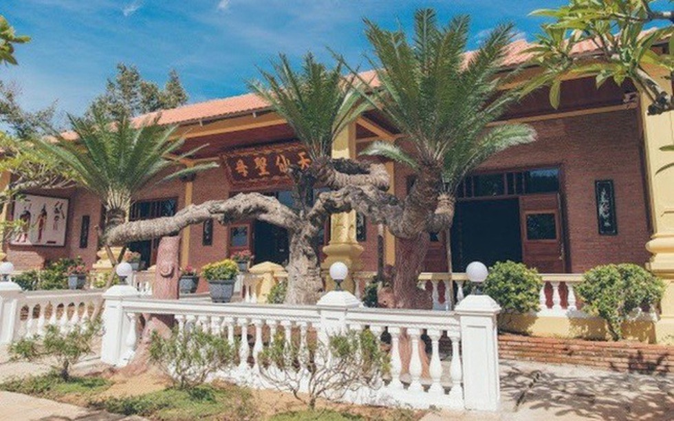 Biệt phủ báo hiếu mẹ của ‘đại gia kim cương’: Rộng đến 10.000m2, đẹp như phim cổ trang