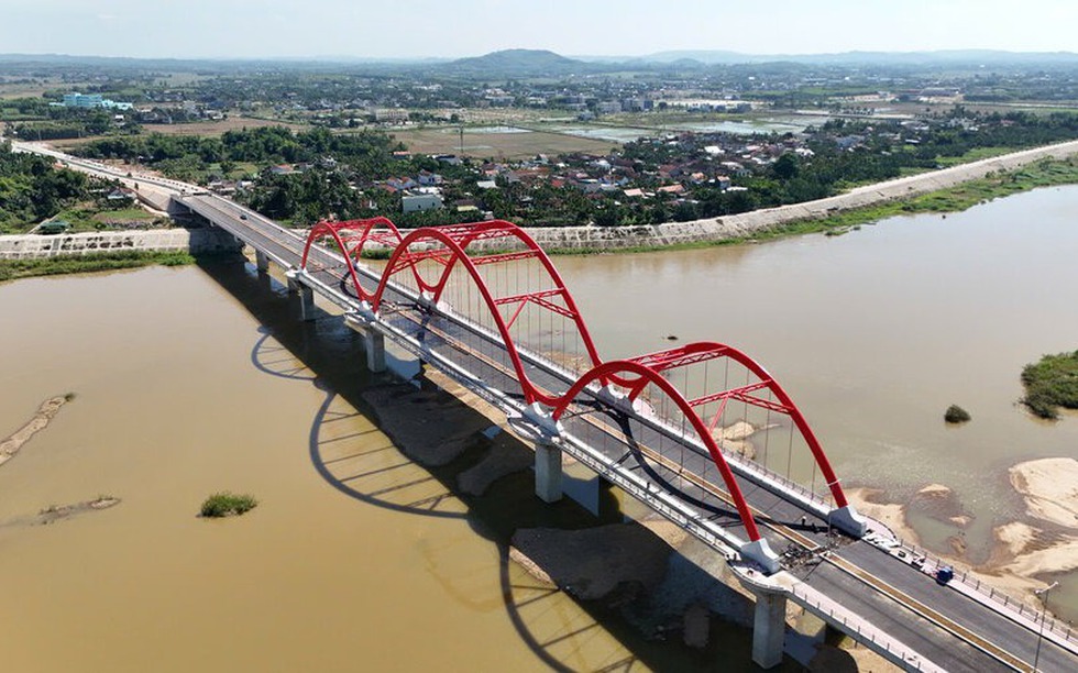 Cây cầu vòm thép đầu tiên của tỉnh Quảng Ngãi sẽ khánh thành vào dịp đặc biệt của đất nước