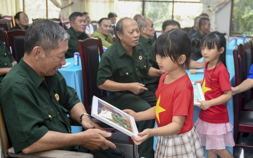 Những bức tranh “Viết tiếp câu chuyện hòa bình” từ Vinamilk: Khi lòng biết ơn được vẽ thành hình