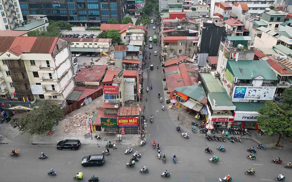 Dự án mở rộng tuyến đường ùn tắc bậc nhất Hà Nội vỡ tiến độ