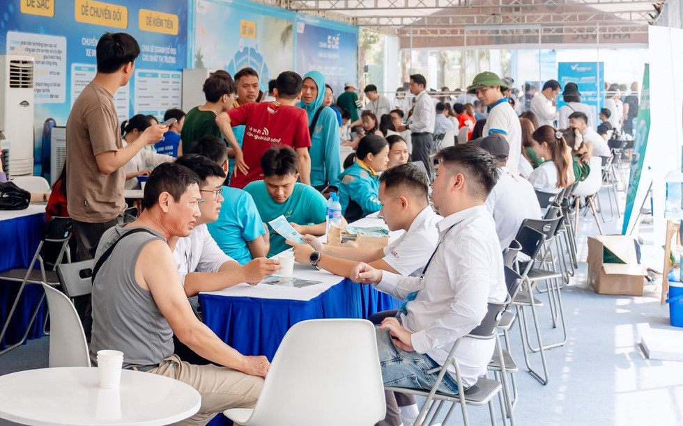 Đổi xe xăng cũ lấy xe điện VinFast tại Hà Nội: Tài xế dịch vụ nhận ưu đãi kép với Limo Green
