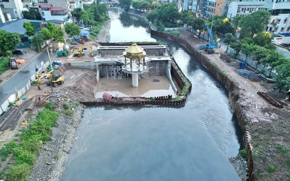 1 tháng nữa, hoàn thành đập dâng trên dòng sông hơn 2.000 năm tuổi ô nhiễm nhất Thủ đô