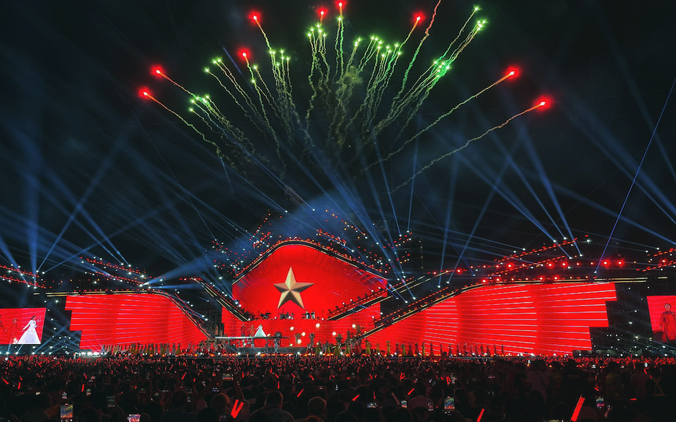 "Chảo lửa" V-Concert: Biển người 2,5 vạn khán giả khuấy đảo Trung tâm triển lãm Top 10 thế giới