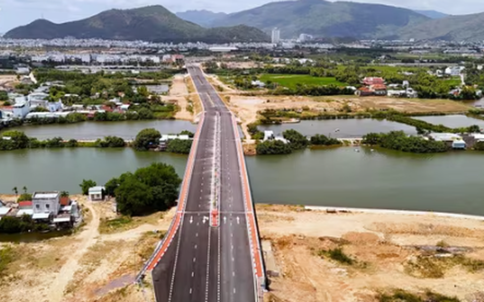 Sắp hoàn thành tuyến đường siêu đẹp ven đầm nước rộng thứ 2 Việt Nam, gấp 10 lần hồ Tây