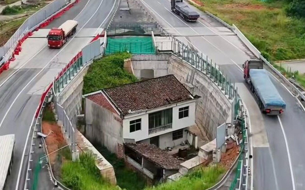 Tranh chấp bồi thường đất tạo nên cảnh tượng ‘chướng mắt’ trên cao tốc