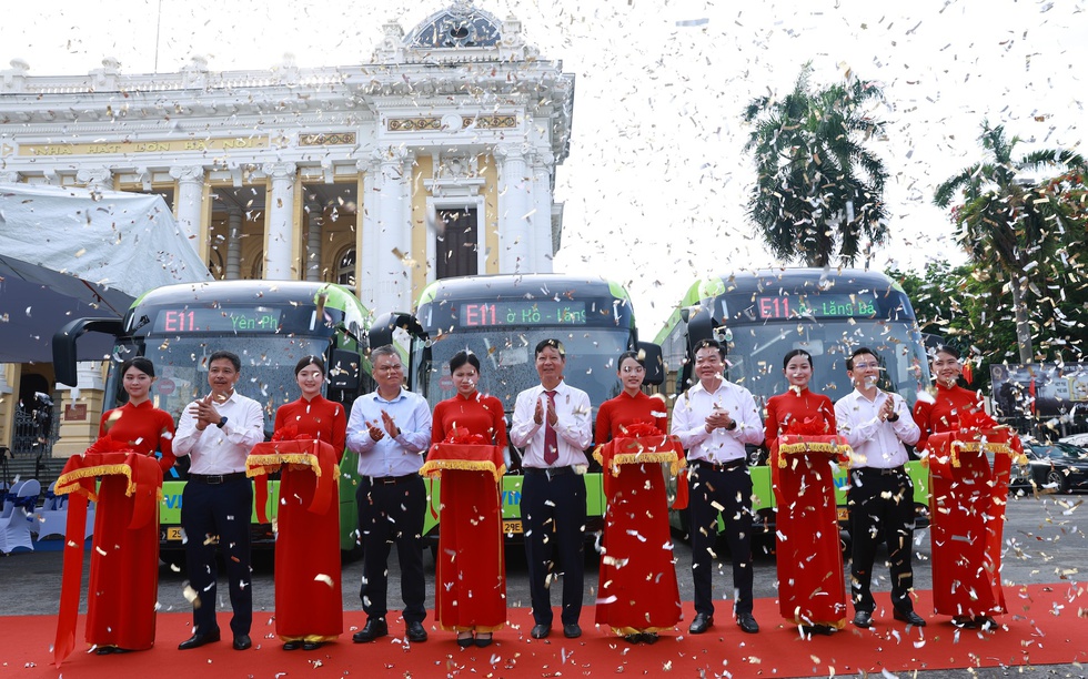 Vinbus khai trương tuyến buýt điện miễn phí E11 - Phục vụ người dân tham quan các điểm du lịch nổi tiếng của Thủ đô