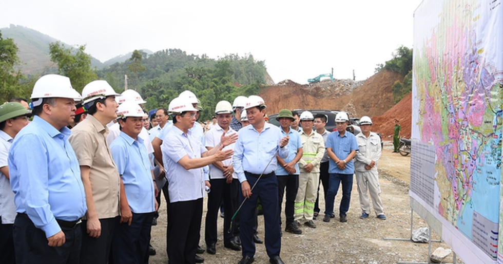 Tập trung máy móc, nhân lực để tăng tốc tiến độ 4 dự án cao tốc trọng điểm phía Bắc