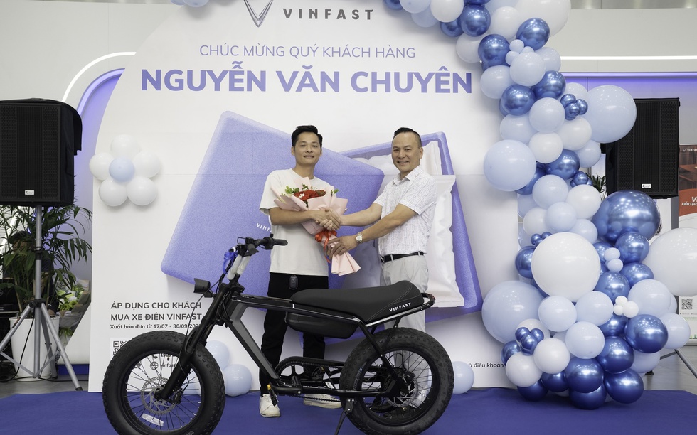 Khách hàng VinFast bất ngờ vì trải nghiệm “mua 1 được 2”