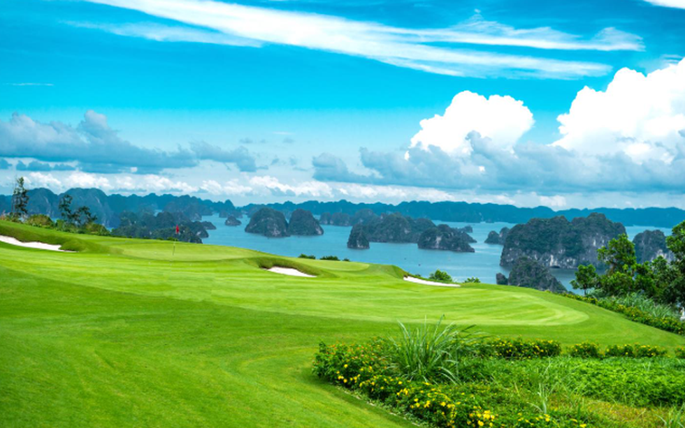 Việt Nam có 1 sân golf nhìn thẳng ra vịnh biển đẹp nhất thế giới, được kiến trúc sư lừng danh thiết kế
